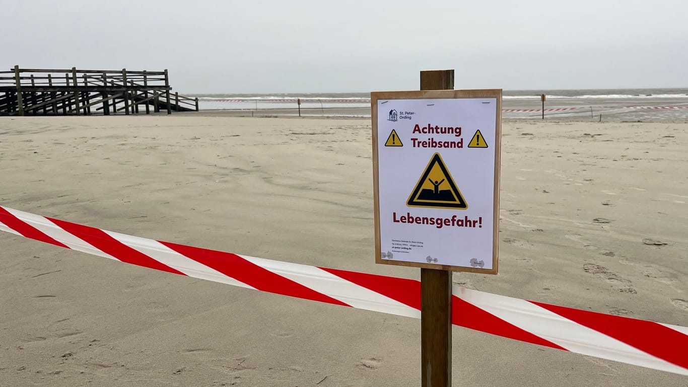Abgesperrte Fläche am Strandabschnitt Bad von St. Peter-Ording: Hier sind gefährliche Treibsandlöcher entstanden.