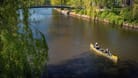 Menschen fahren Kanu auf der Alster am Hayns Park: Die Grünanlage in Eppendorf ist nicht nur für Wassersportfans geeignet.