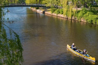 Menschen fahren Kanu auf der Alster am Hayns Park: Die Grünanlage in Eppendorf ist nicht nur für Wassersportfans geeignet.