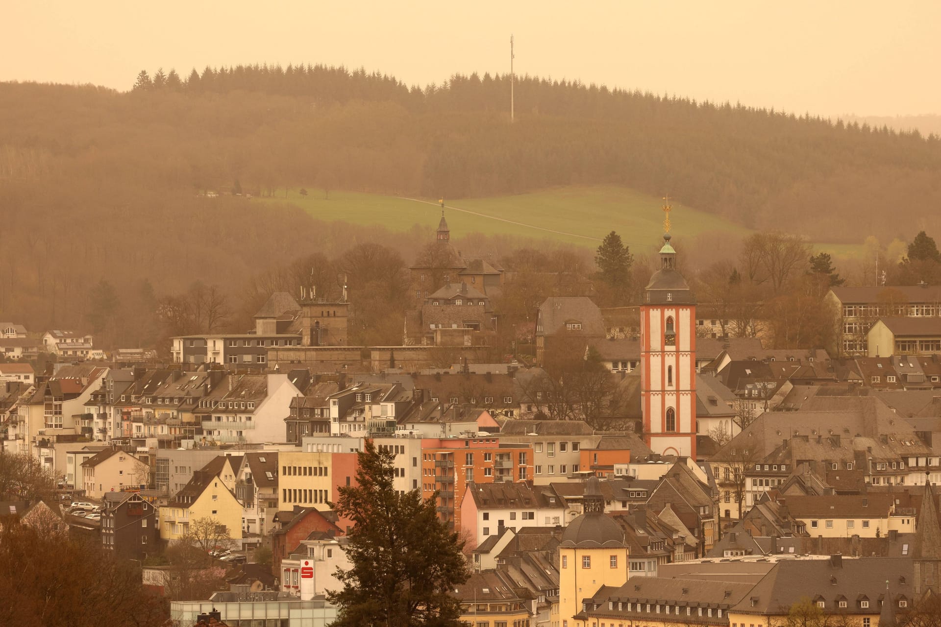 Saharastaub über Siegen (Archivbild): Am Wochenende wird es vielerorts warm – doch die Prognosen sind unsicher.