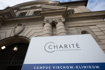 Blick auf den Eingang des Charité Campus Virchow-Klinikum (Archivbild): Ein hier tätiger Herzmediziner wurde jetzt verurteilt.