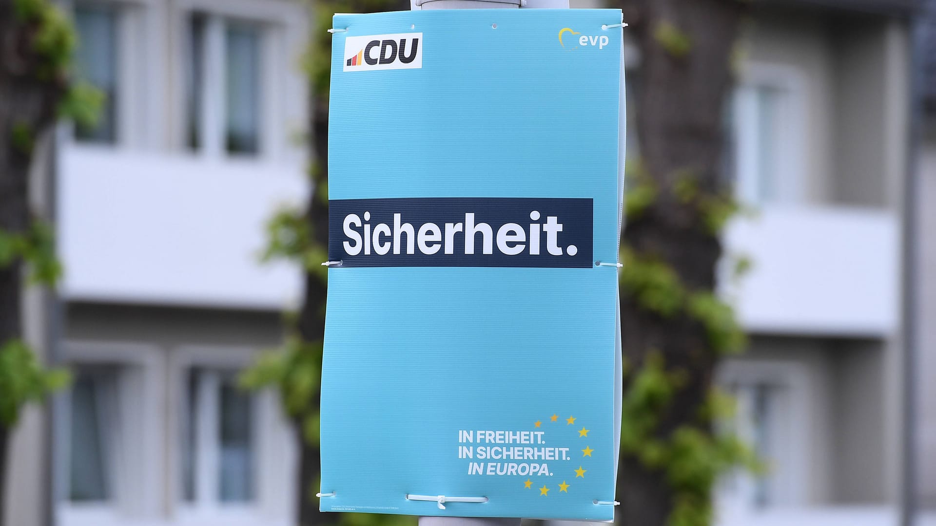 Wahlplakat der CDU (Symbolbild): Die Partei hat in Leipzig auch auf Arabisch und Türkisch geworben. Wahlplakat der CDU (Symbolbild): Die Partei hat in Leipzig auch auf Arabisch und Türkisch geworben.
