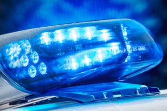 Blaulicht bei Polizeieinsatz (Symbolfoto): Ein Vermisstenfall ist glimpflich ausgegangen.