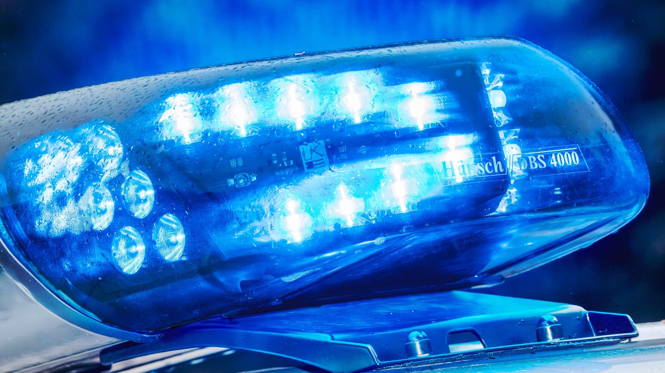 Blaulicht bei Polizeieinsatz (Symbolfoto): Ein Vermisstenfall ist glimpflich ausgegangen.