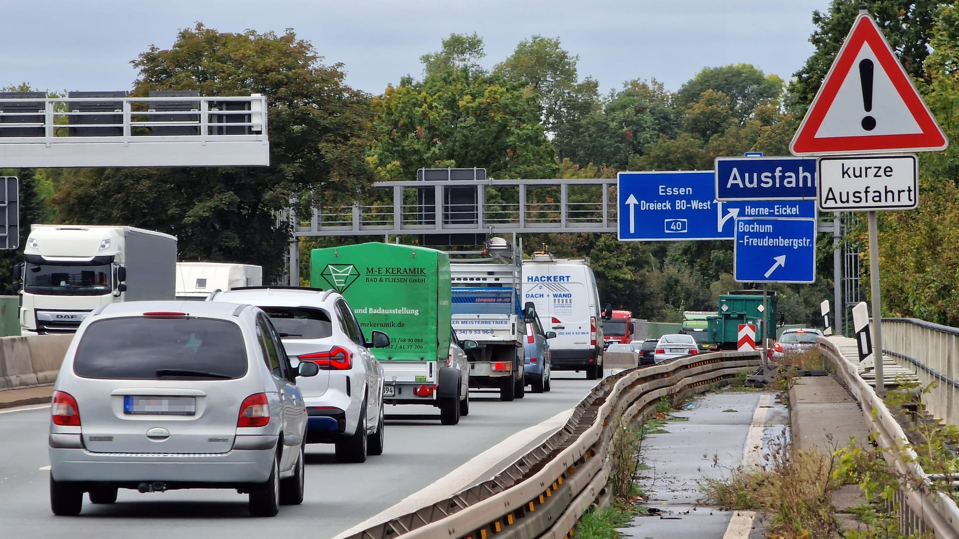 Autos auf der A40 (Archivfoto): Dort könnte es am Feiertagswochenende zu Staus kommen.