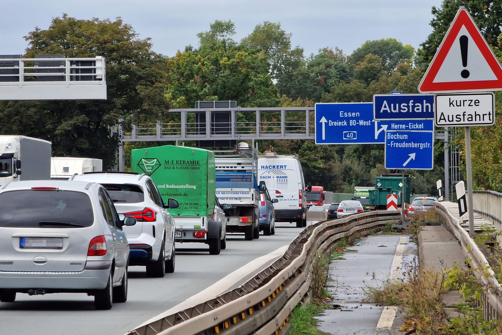 Autos auf der A40 (Archivfoto): Dort könnte es am Feiertagswochenende zu Staus kommen.