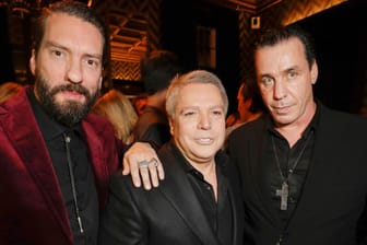 Alec Voelkel, Patrick Hellmann und Till Lindemann: Der Designer umgeben von Stars der Musikszene.