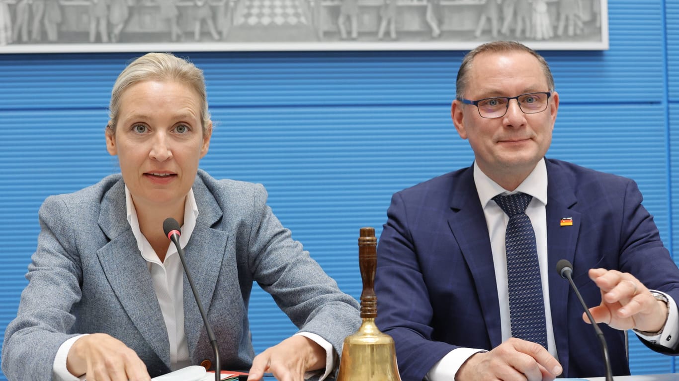 Die AfD-Vorsitzenden Tino Chrupalla und Alice Weidel: Die Partei will sich gegen die Einstufung des Verfassungsschutzes wehren.