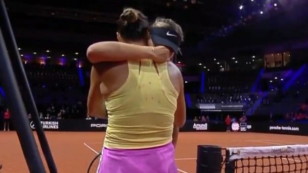 Tennisprofi Paula Badosa weint in den Armen ihrer Gegnerin