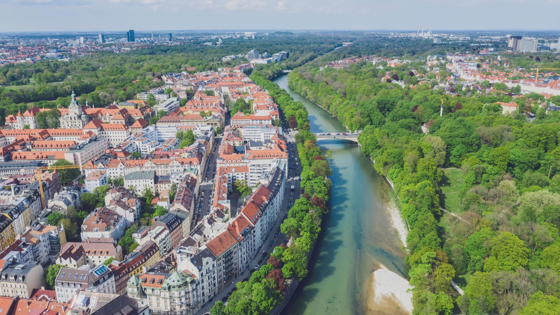Blick auf die Münchner Altstadt an der Isar (Archivfoto): Am Wochenende soll es richtig warm werden. Blick auf die Münchner Altstadt an der Isar (Archivfoto): Am Wochenende soll es richtig warm werden.