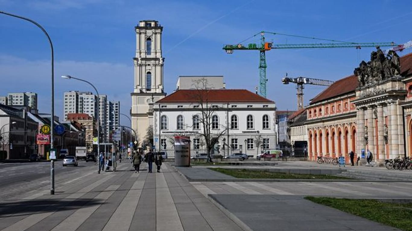 Der wiederaufgebaute Turm der Garnisonkirche in der Breiten Straße in Potsdam und das Filmmuseum im Stadtzentrum. (Archivbild)