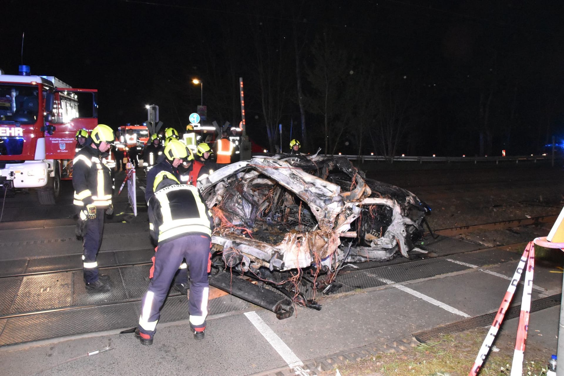 Tödlicher Unfall in Bestensee: Ein Zug schleifte das Auto eines Mannes mehrere Hundert Meter mit.