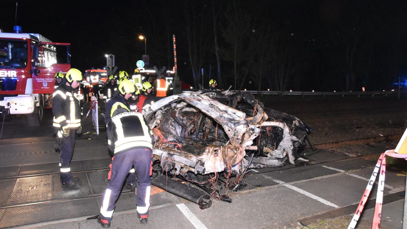 Tödlicher Unfall in Bestensee: Ein Zug schleifte das Auto eines Mannes mehrere Hundert Meter mit.