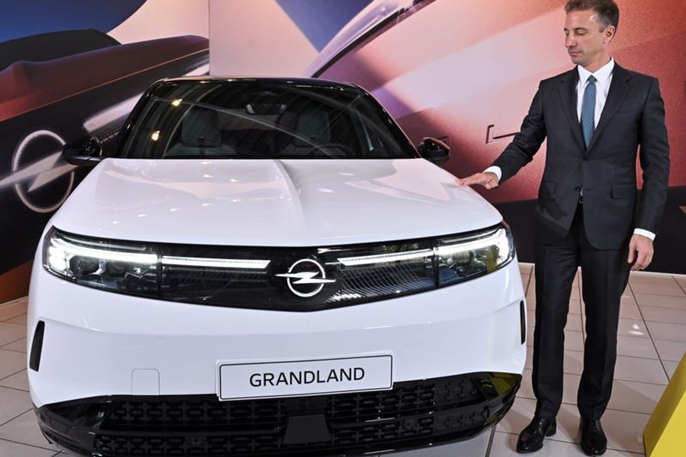 Florian Huettl, Opel-Geschäftsführer, am Grandland