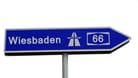 Wegweiser zur Autobahn A66 Richtung Wiesbaden (Symbolfoto): Am Montag ist ein flüchtiger Ladendieb auf der Strecke ums Leben gekommen.