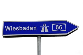 Wegweiser zur Autobahn A66 Richtung Wiesbaden (Symbolfoto): Am Montag ist ein flüchtiger Ladendieb auf der Strecke ums Leben gekommen.