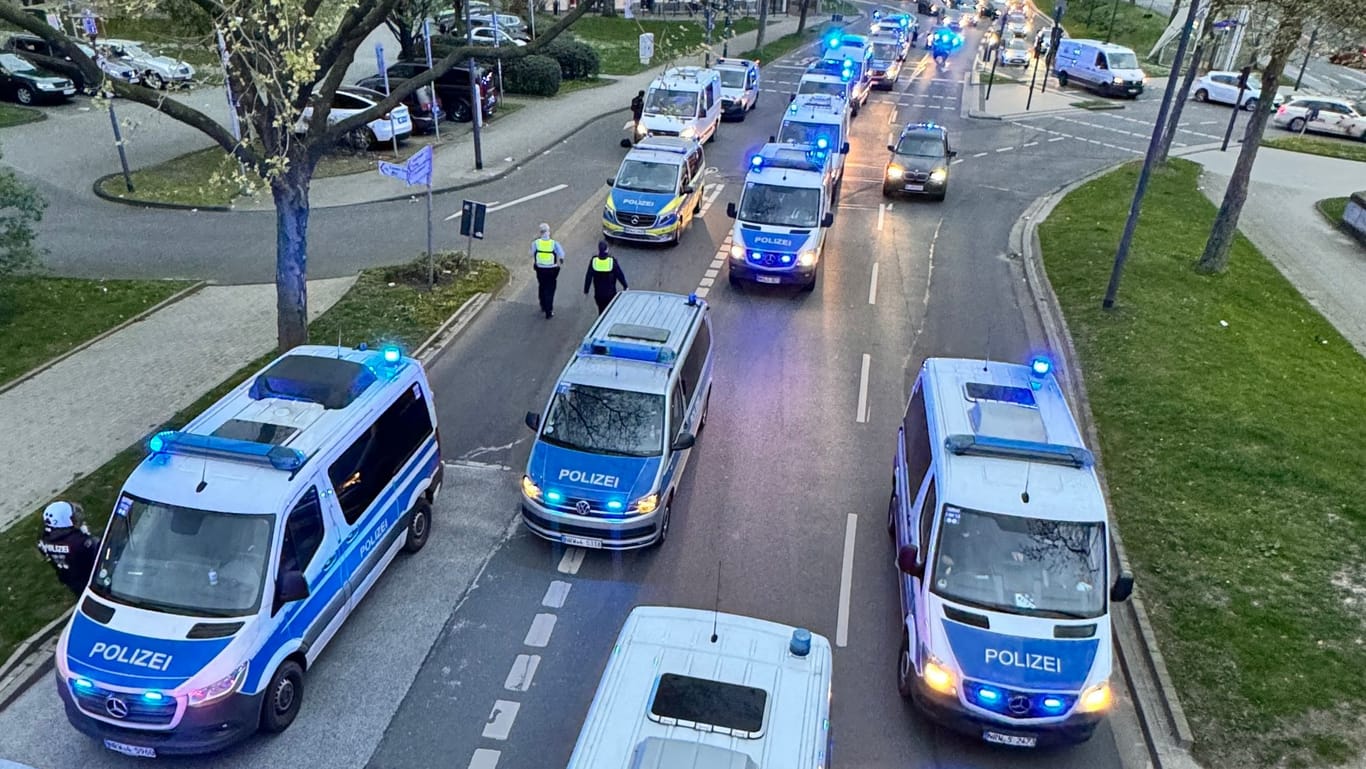 Dutzende Polizeiwagen sicherten das Derby am Sonntag in Essen.