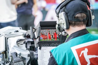 Ein Kameramann bei einem Bundesligaspiel (Symbolbild): Weil Medienpartner nicht zahlen, fehlen die Klubs Millionensummen.