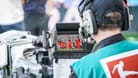 Ein Kameramann bei einem Bundesligaspiel (Symbolbild): Weil Medienpartner nicht zahlen, fehlen die Klubs Millionensummen.