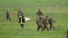 Bundeswehrsoldaten durchsuchen ein Feld nahe der Oste: Der sechs Jahre alte Arian aus Elm im Landkreis Rotenburg (Wümme) ist auch am vierten Tag in Folge vermisst.