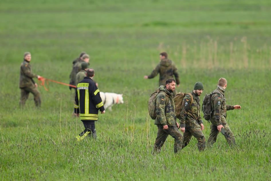 Bundeswehrsoldaten durchsuchen ein Feld nahe der Oste: Der sechs Jahre alte Arian aus Elm im Landkreis Rotenburg (Wümme) ist auch am vierten Tag in Folge vermisst.