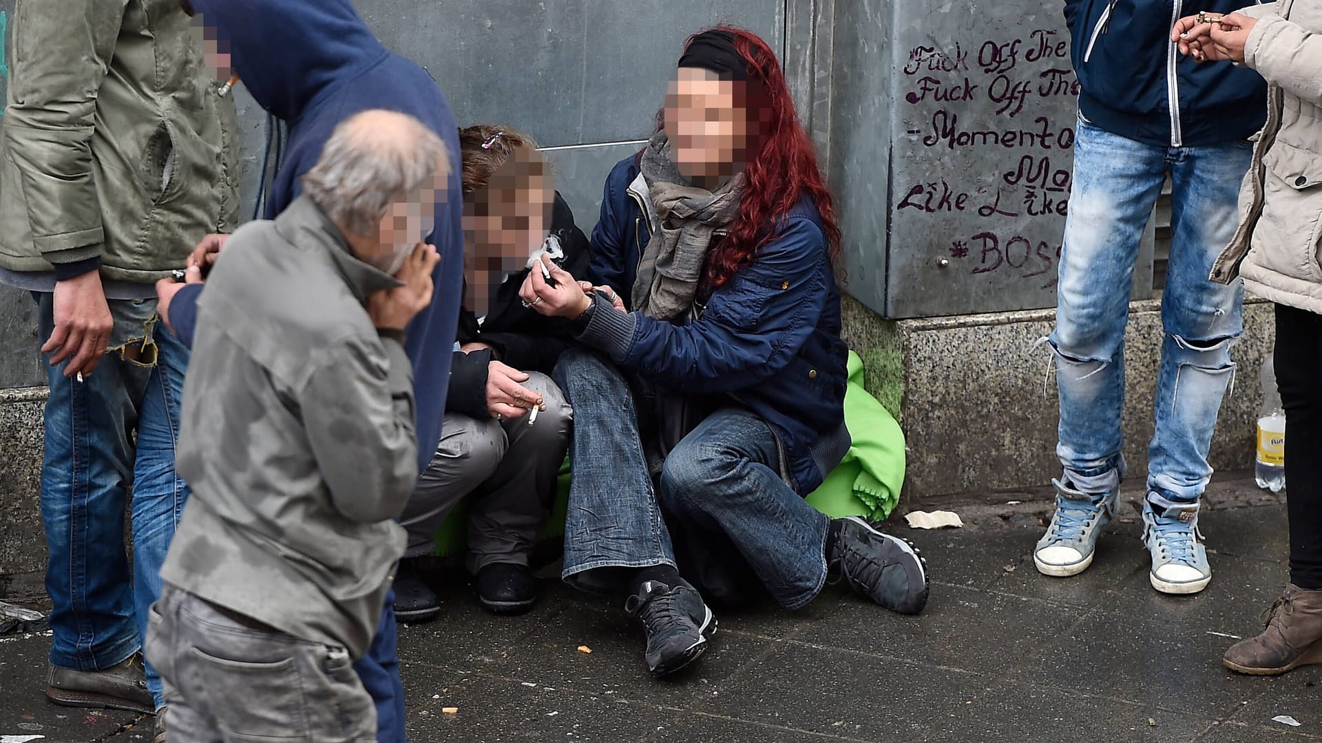 Drogenabhängige im Bahnhofsviertel (Archivfoto): Der Brennpunkt beschäftigt auch ausländische EM-Fans.