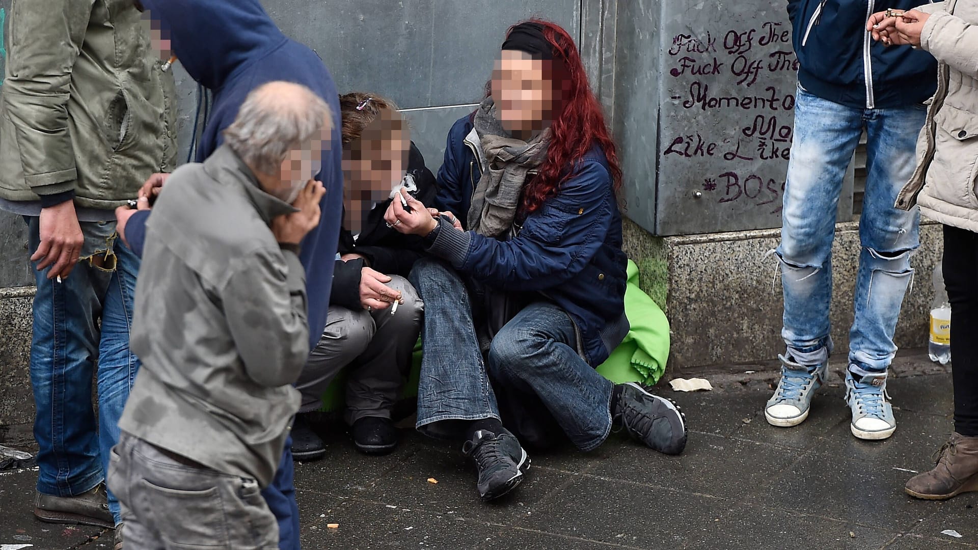 Drogenabhängige im Bahnhofsviertel (Archivfoto): In Frankfurt wird immer wieder darüber diskutiert, wie man die Situation in den Griff bekommen kann.