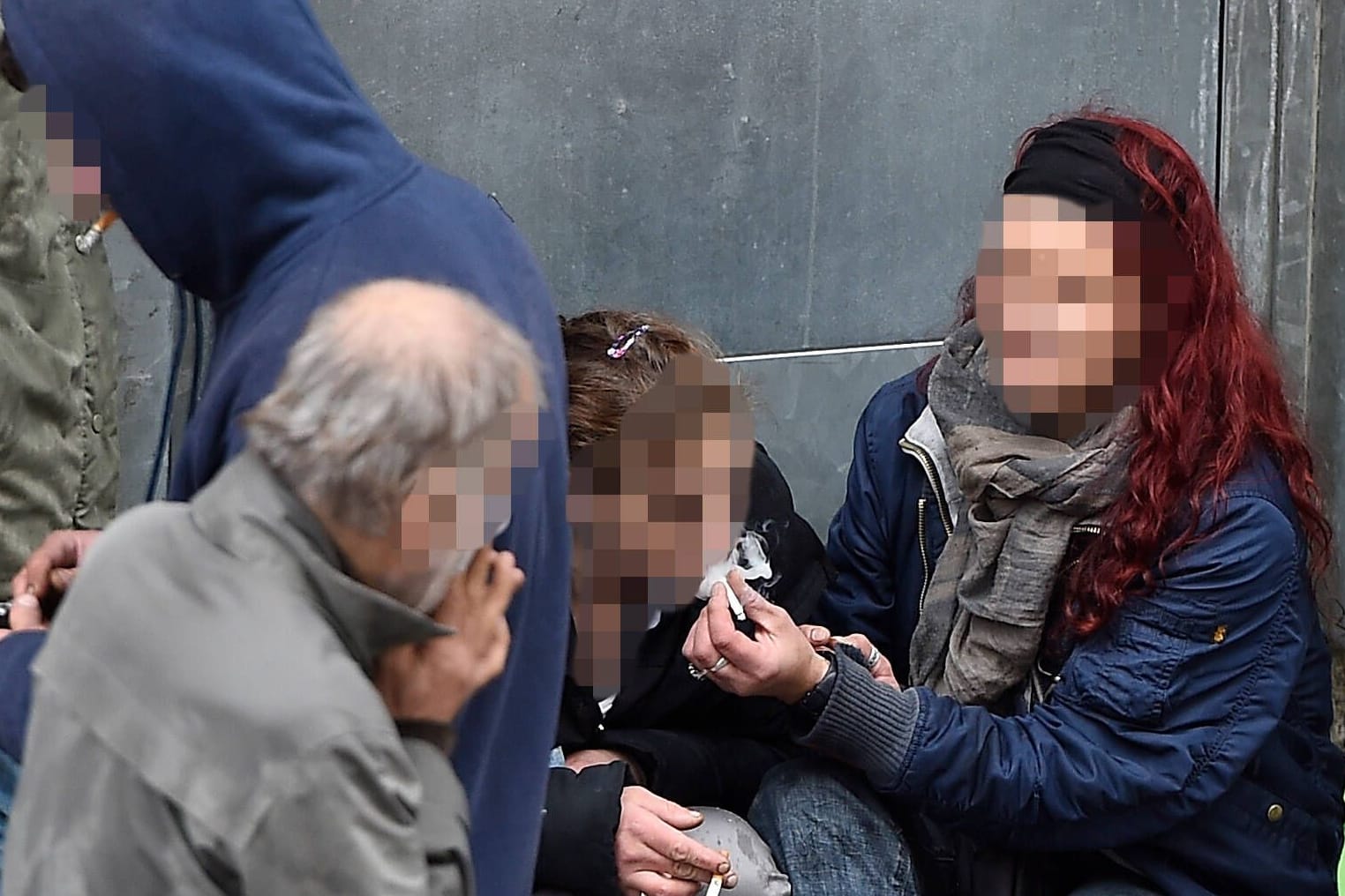 Drogenabhängige im Bahnhofsviertel (Archivfoto): In Frankfurt wird immer wieder darüber diskutiert, wie man die Situation in den Griff bekommen kann.