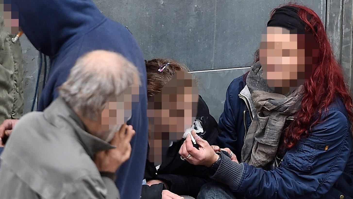 Drogenabhängige im Bahnhofsviertel (Archivfoto): In Frankfurt wird immer wieder darüber diskutiert, wie man die Situation in den Griff bekommen kann. Drogenabhängige im Bahnhofsviertel (Archivfoto): In Frankfurt wird immer wieder darüber diskutiert, wie man die Situation in den Griff bekommen kann.
