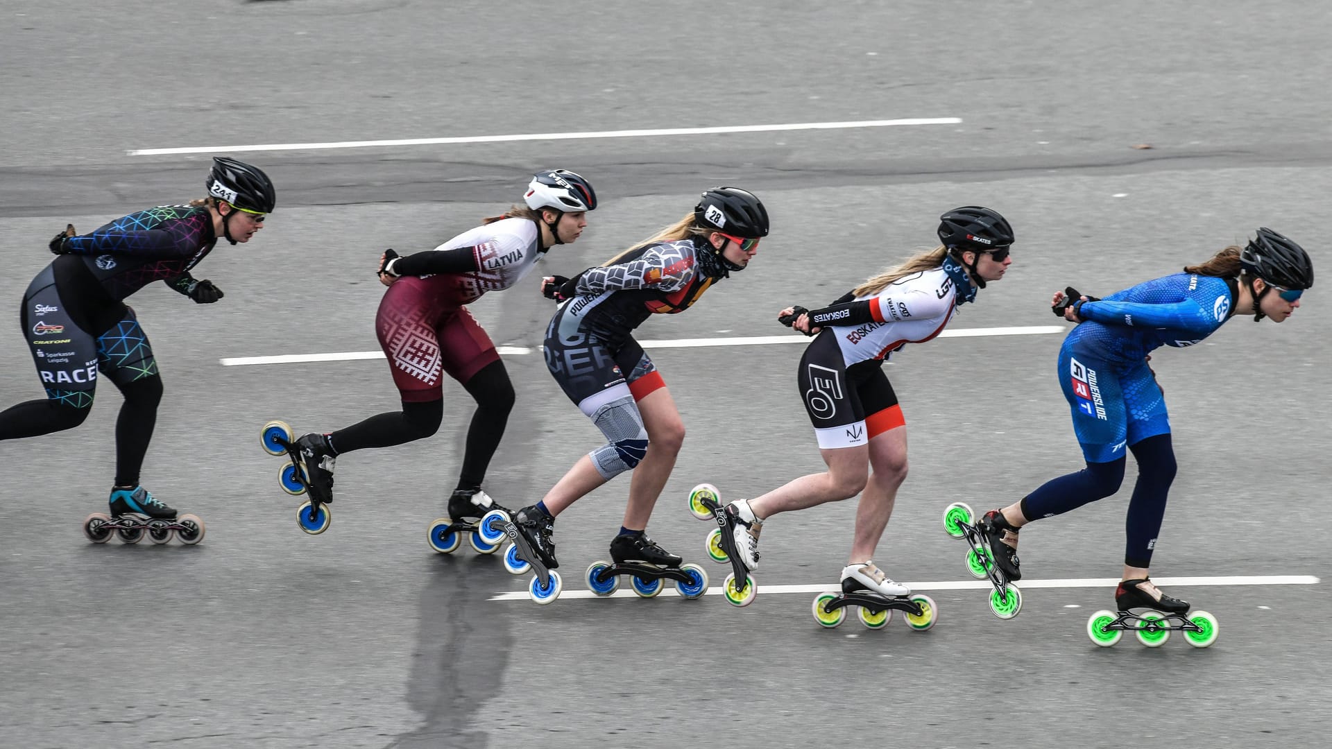 Läufer des Berliner Halbmarathon auf Inlineskatern.