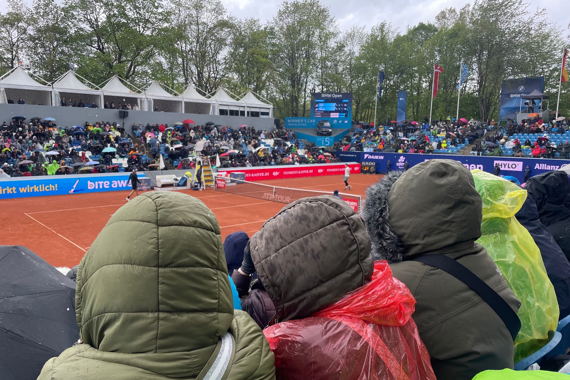 Es regnet, es stürmt, es hagelt: Trotzdem feuern die Fans am Freitag bei den BMW Open ihre Tennisidole an.