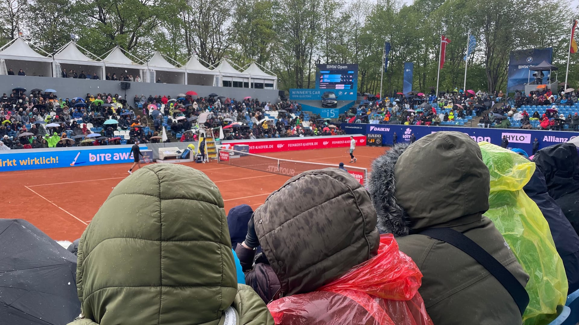 Es regnet, es stürmt, es hagelt: Trotzdem feuern die Fans am Freitag bei den BMW Open ihre Tennisidole an.