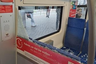 Eine der zerstörten Trennglasscheibe in der S19: Ein Mann randalierte am Freitagmorgen in einer S-Bahn.
