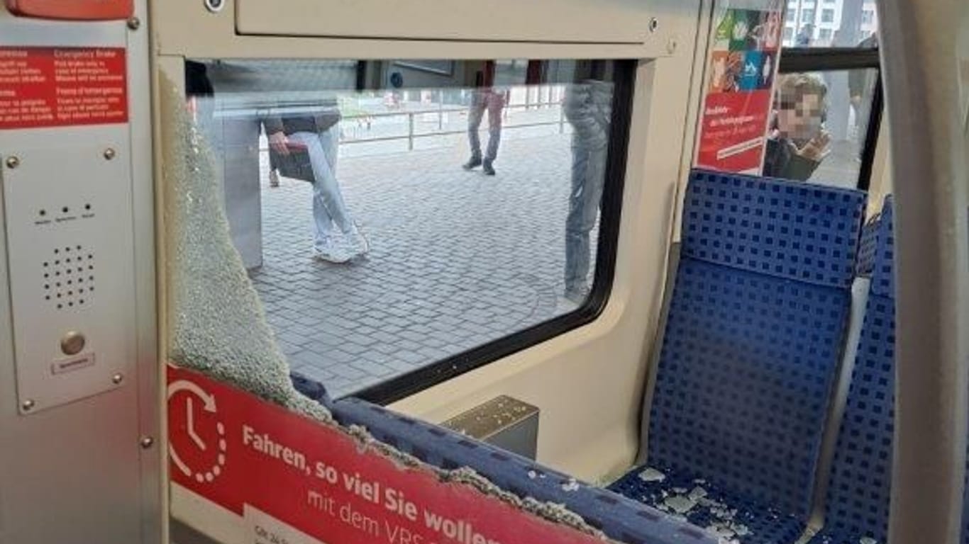 Eine der zerstörten Trennglasscheibe in der S19: Ein Mann randalierte am Freitagmorgen in einer S-Bahn.