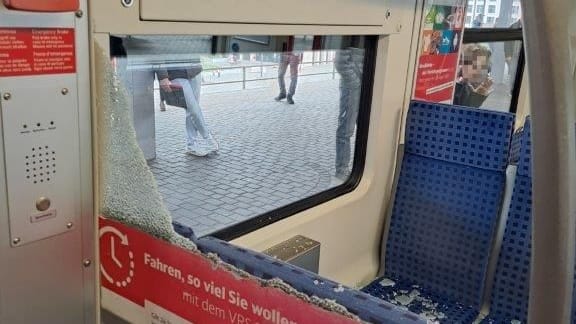 Eine der zerstörten Trennglasscheibe in der S19: Ein Mann randalierte am Freitagmorgen in einer S-Bahn. Eine der zerstörten Trennglasscheibe in der S19: Ein Mann randalierte am Freitagmorgen in einer S-Bahn.