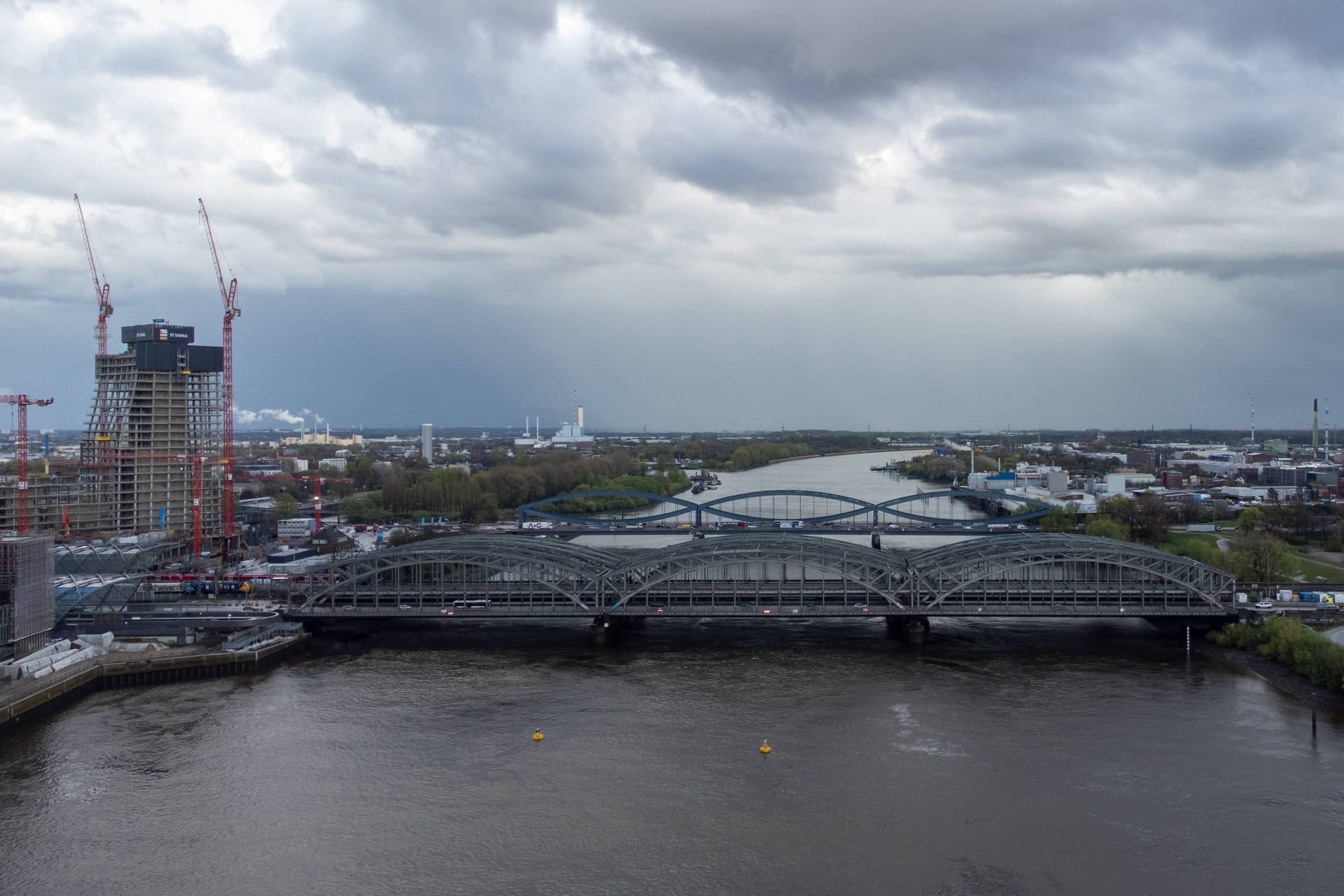 Dunkle Wolken über den Elbbrücken in Hamburg (Archivbild): Ein Sturmtief zieht zu Beginn der Woche über den Norden.