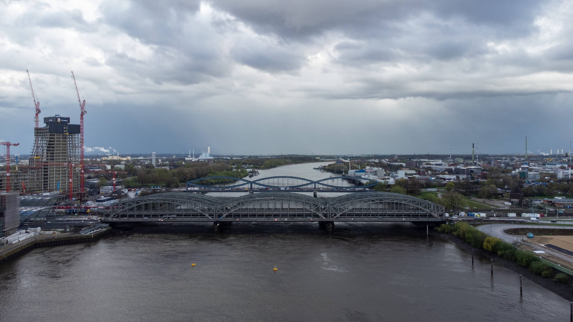 Dunkle Wolken über den Elbbrücken in Hamburg (Archivbild): Ein Sturmtief zieht zu Beginn der Woche über den Norden.