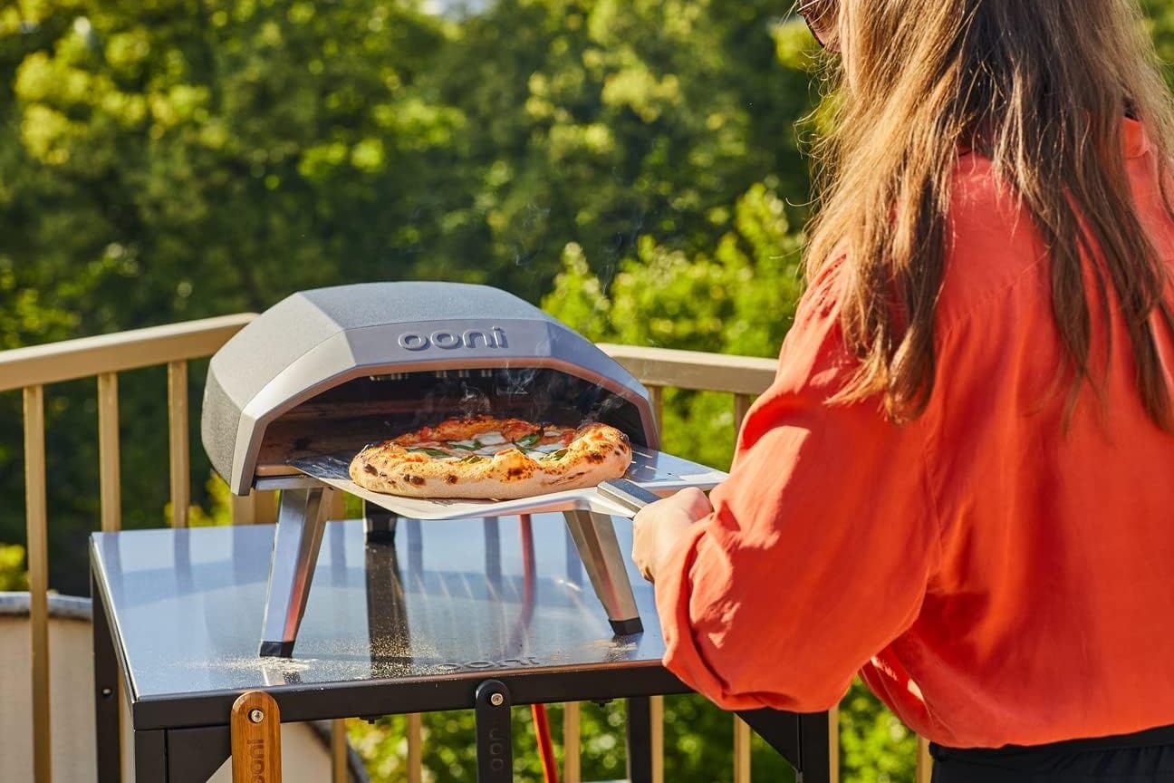 Mit einem Pizzaofen backen Sie Ihre eigene Pizza in unter zehn Minuten einfach selbst.