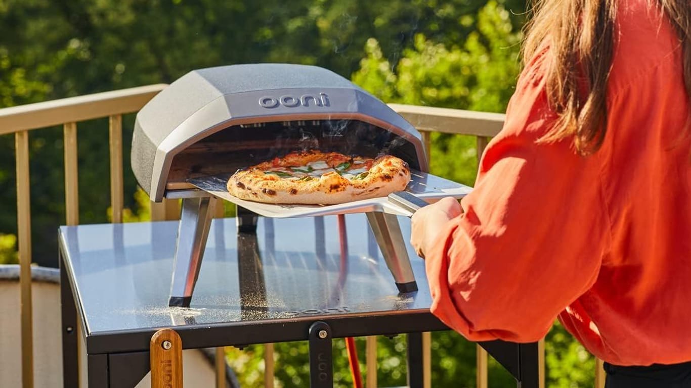 Mit einem Pizzaofen backen Sie Ihre eigene Pizza in unter zehn Minuten einfach selbst.