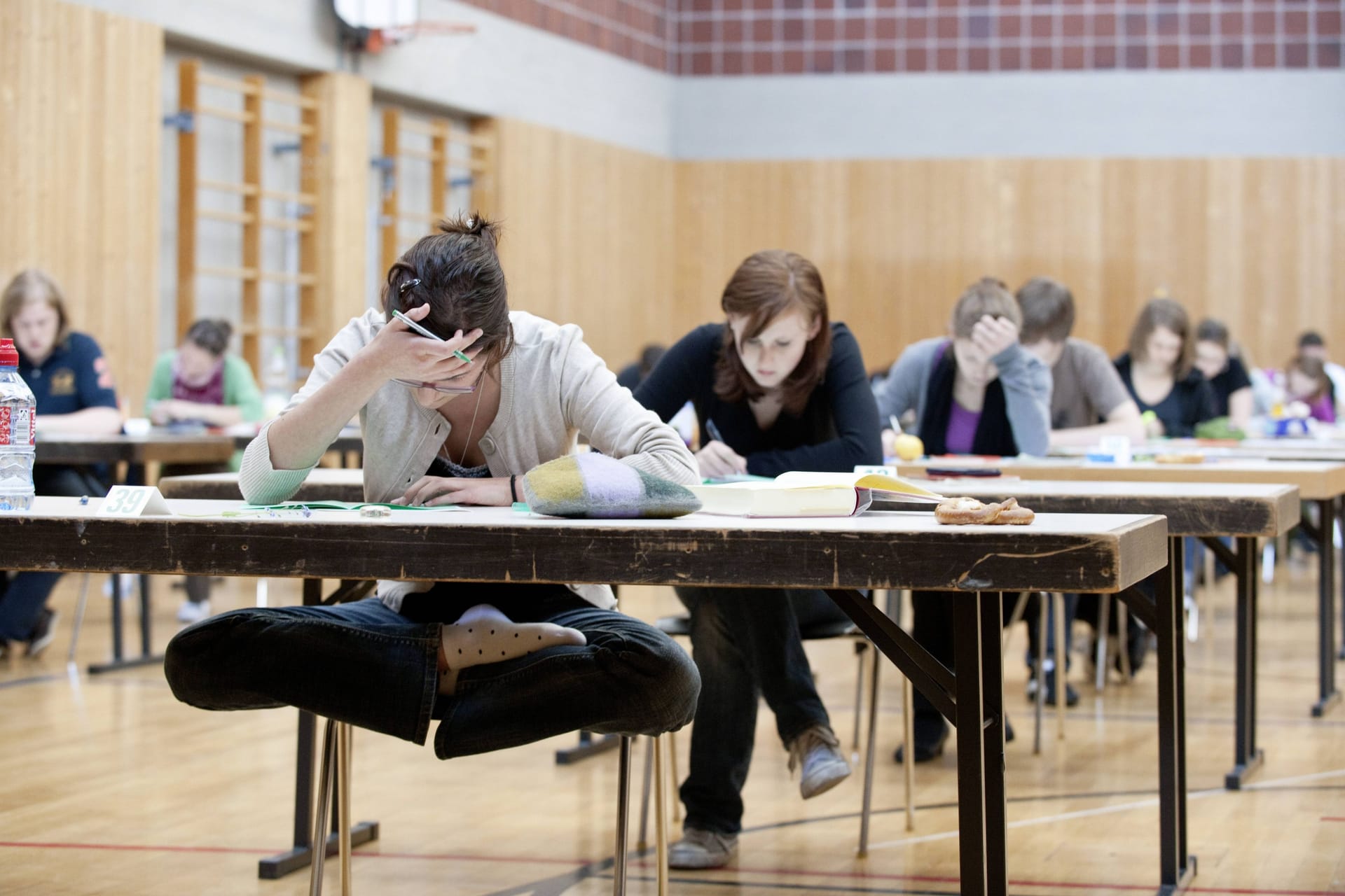 Schüler während einer Abiturprüfung (Archivbild): Ab Montag geht es in Bayern los.