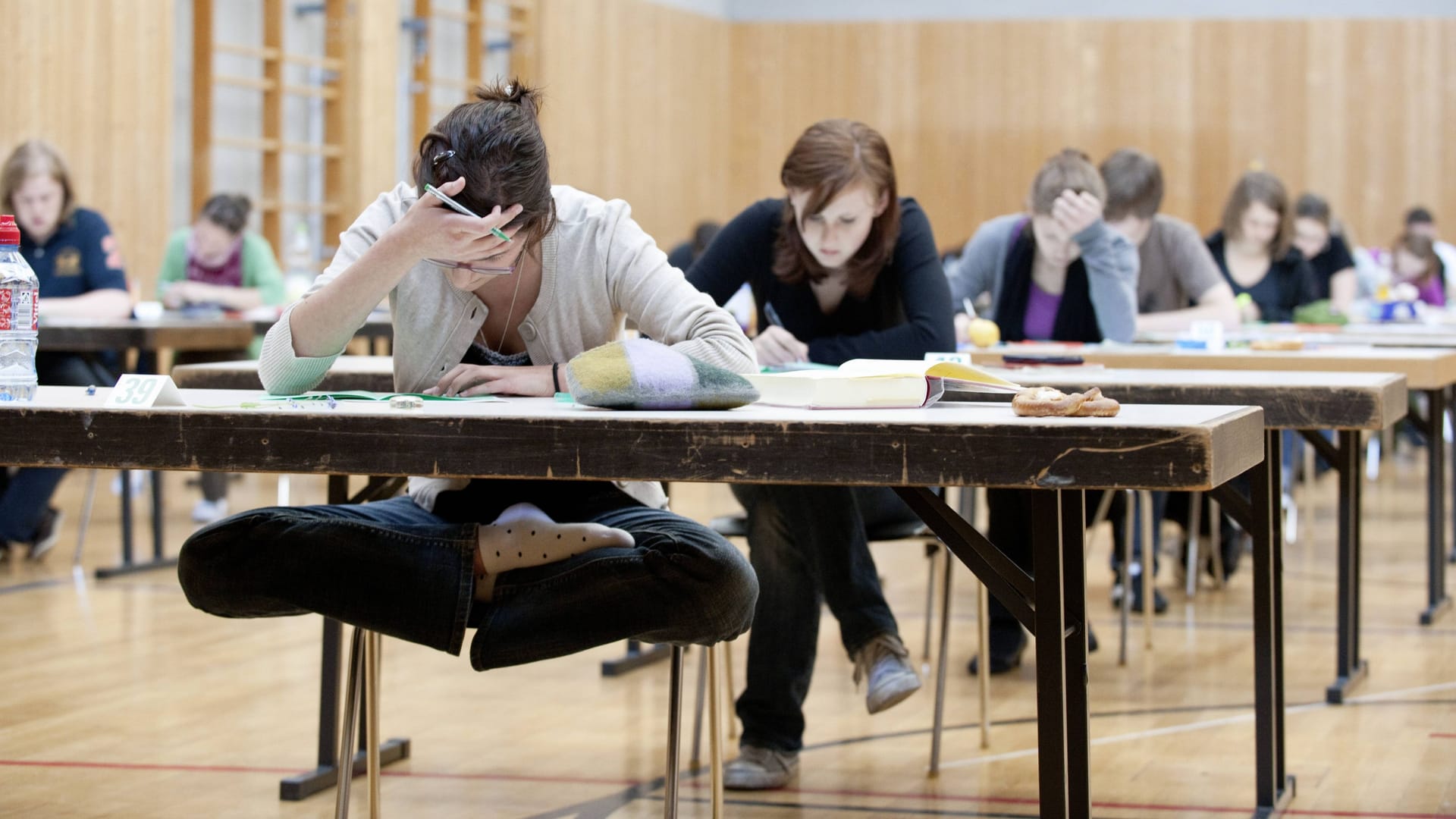 Schüler während einer Abiturprüfung (Archivbild): Ab Montag geht es in Bayern los.