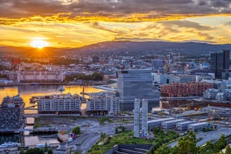 Sonnenuntergang über dem Hafen von Oslo: Norwegen lockt im Sommer mit angenehmen Temperaturen.