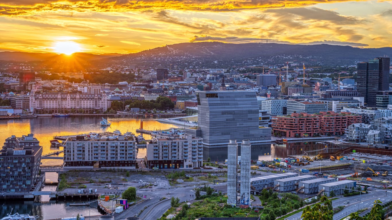 Sonnenuntergang über dem Hafen von Oslo: Norwegen lockt im Sommer mit angenehmen Temperaturen.