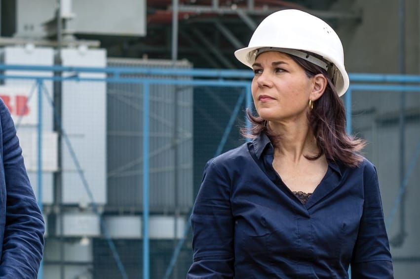 Annalena Baerbock bei einem Besuch des Heizkraftwerkes Cottbus im April: Aufgrund der zahlreichen Krisen hat die Außenministerin kaum Kapazitäten für deutsche Innenpolitik.