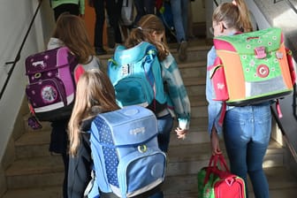 Kinder in der Schule (Symbolbild): Die bayerische Landeshauptstadt investiert in Bildung.