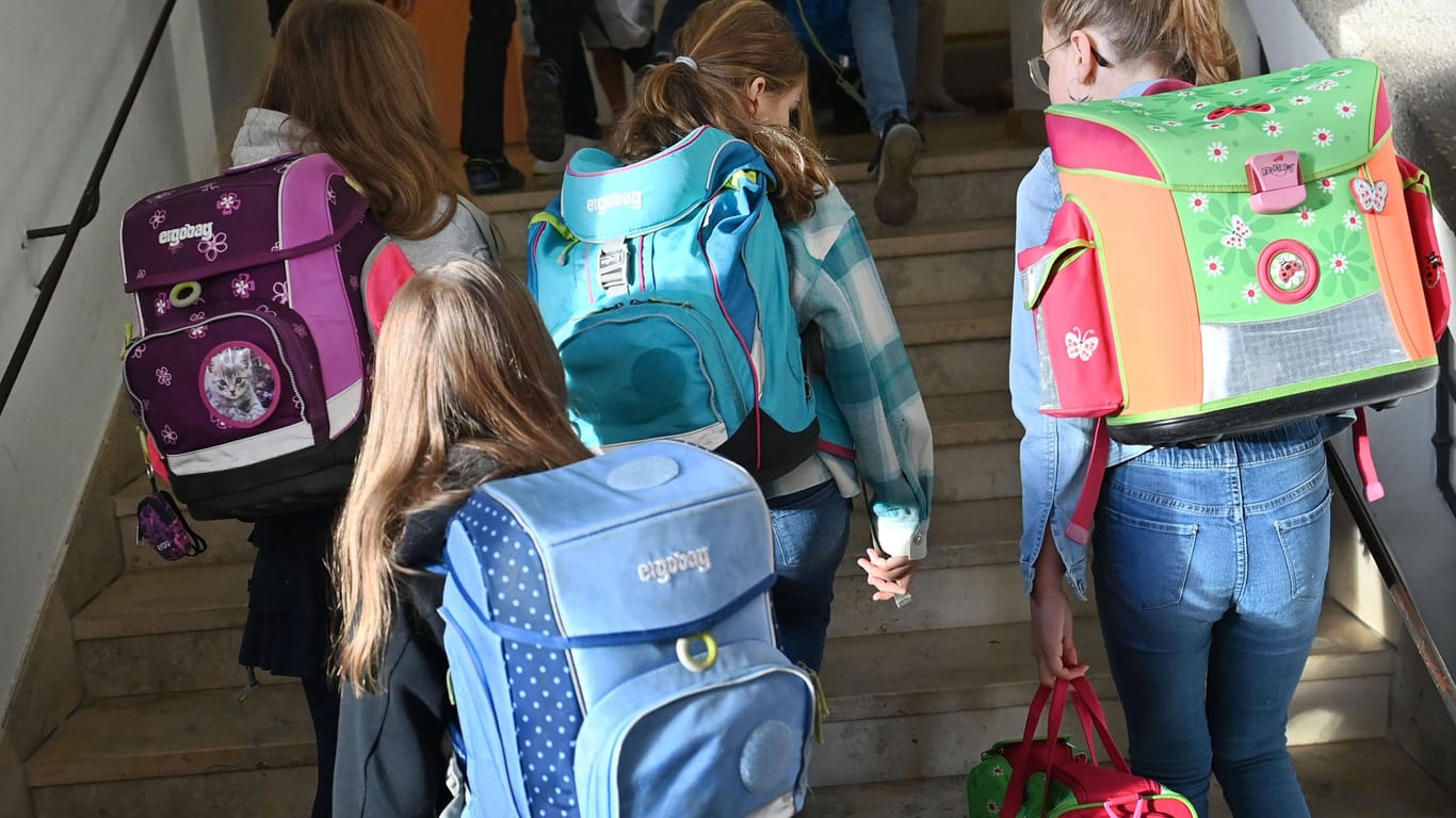 Kinder in der Schule (Symbolbild): Die bayerische Landeshauptstadt investiert in Bildung.