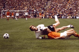 WM-Finale 1974 in München: Bernd Hölzenbein (l.) wurde im gegnerischen Strafraum gefoult.