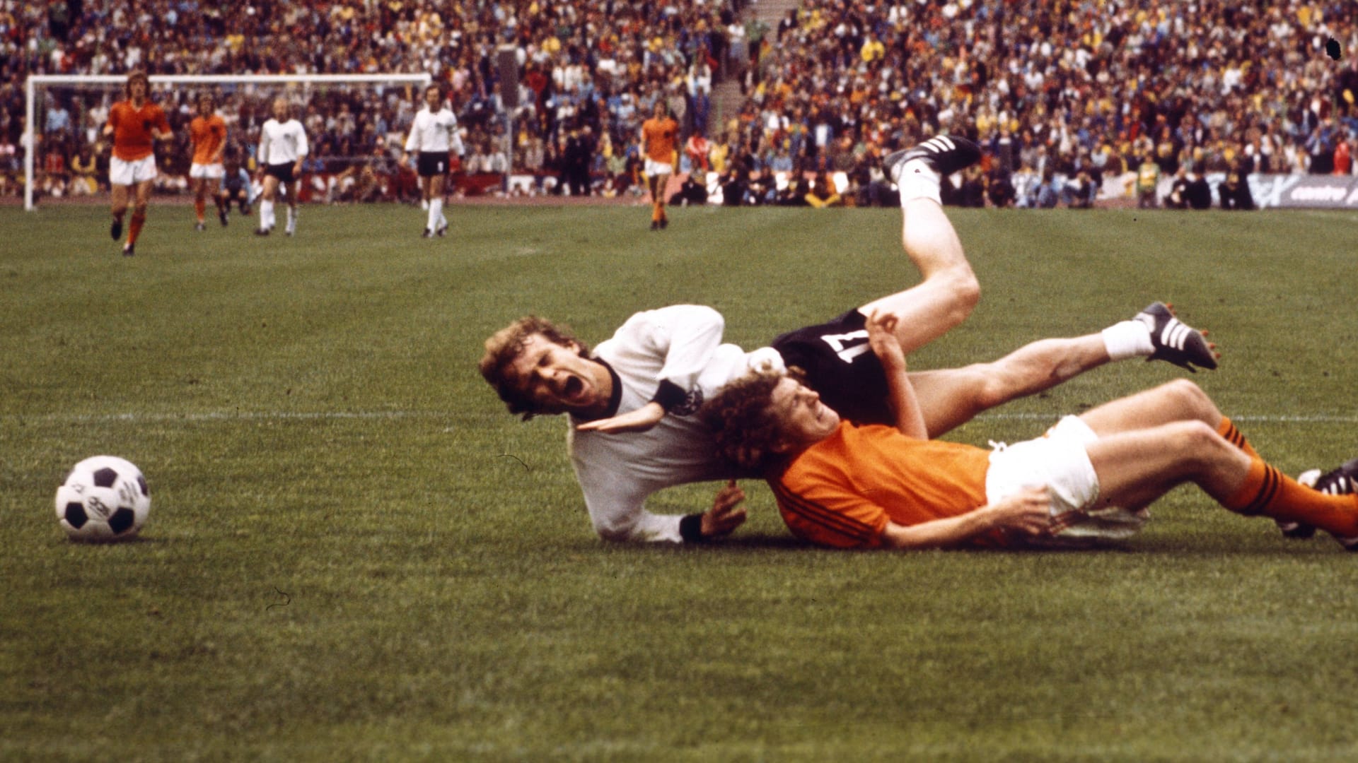 WM-Finale 1974 in München: Bernd Hölzenbein (l.) wurde im gegnerischen Strafraum gefoult.