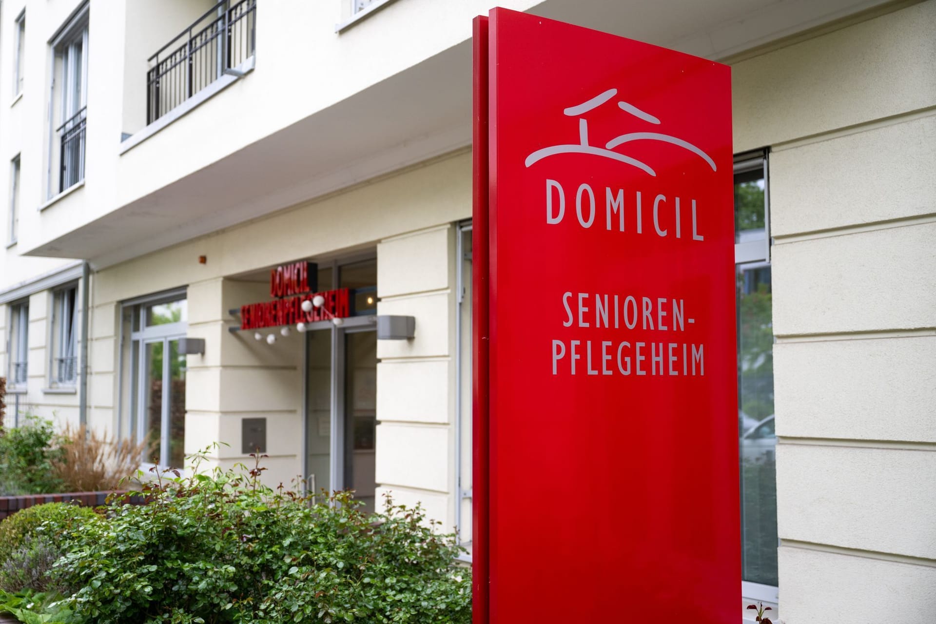 An dem Gebäude steht der Schriftzug "Domicil Seniorenpflegeheim": Am Montagabend kam es hier zum Polizeieinsatz.