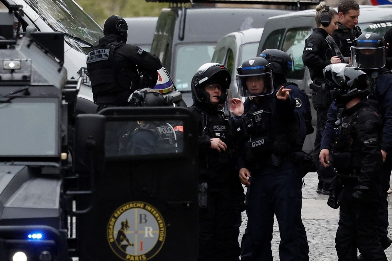 Französische Spezialeinheiten: Im iranischen Konsulat droht ein Mann mit einem Sprengstoffgürtel.